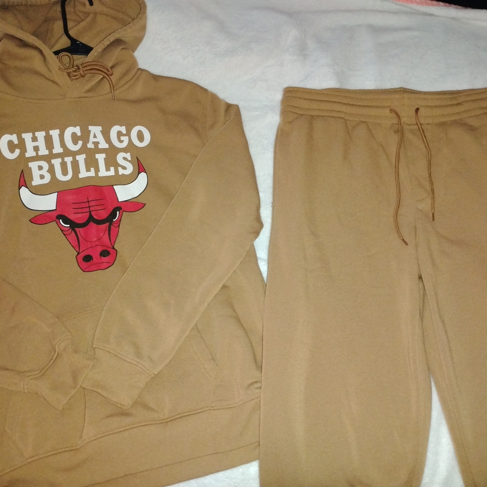 Limited Edition NBA Chicago Bulls Tan Sweater/Sweatpants Set